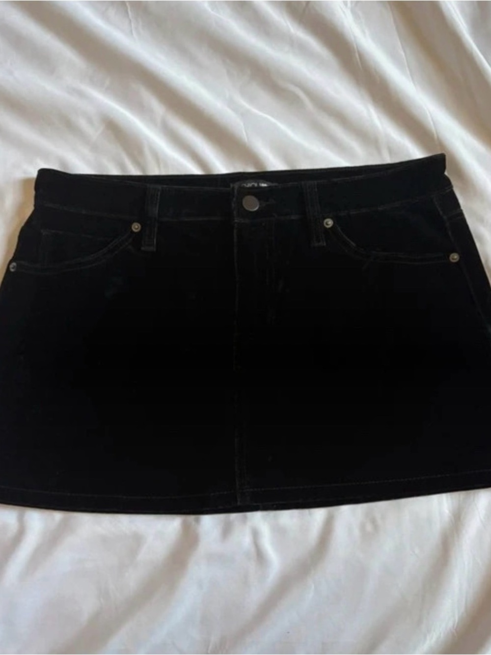 Classic Black Mini Skirt - Versatile Everyday Style